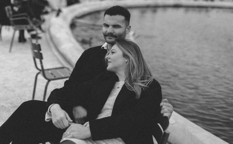 Intimate couple portrait under Bir Hakeim bridge Paris, golden hour lifestyle photography