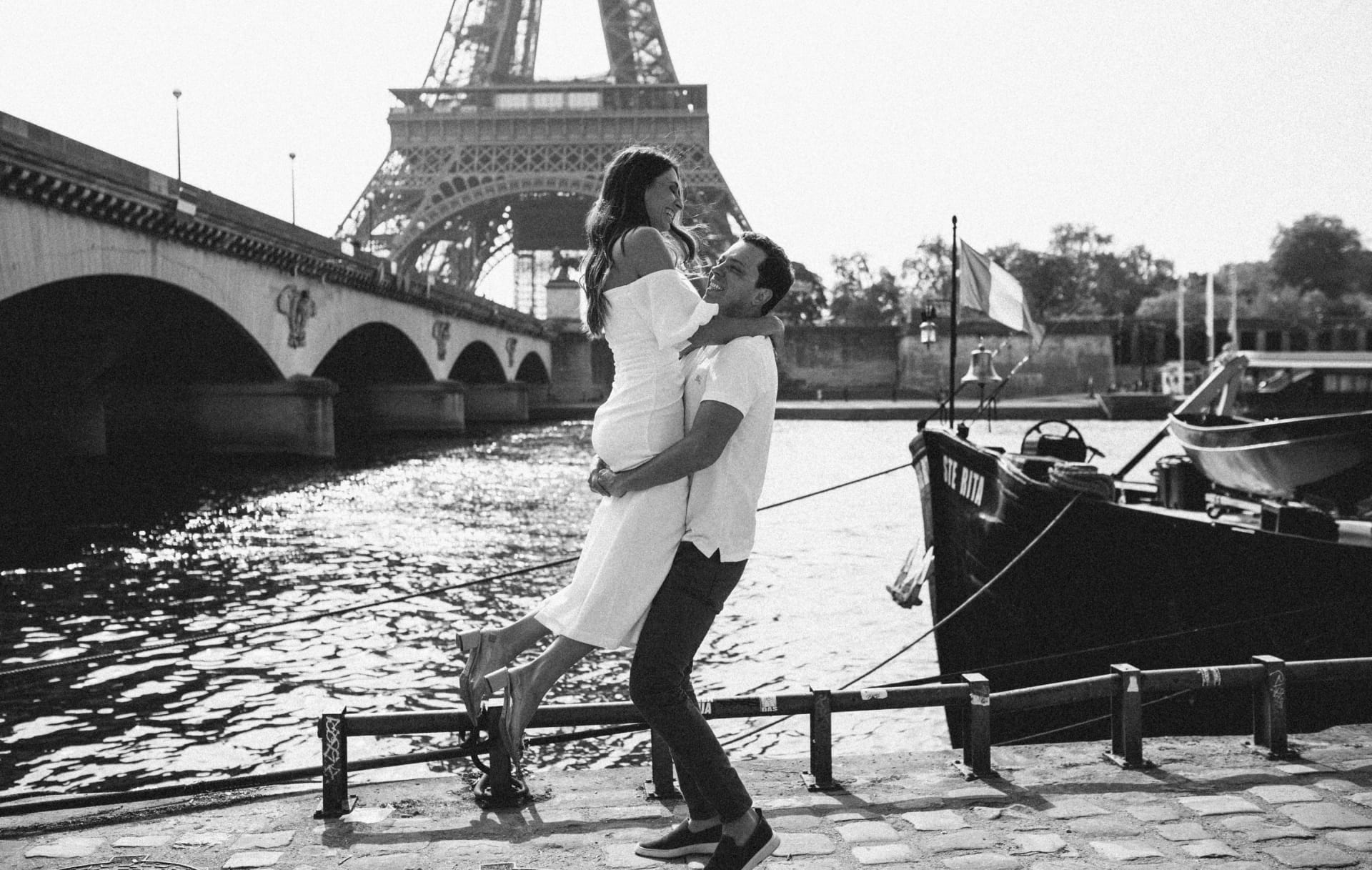 Couple photo in Paris with a lift on the banks of the Seine and the Eiffel Tower 1