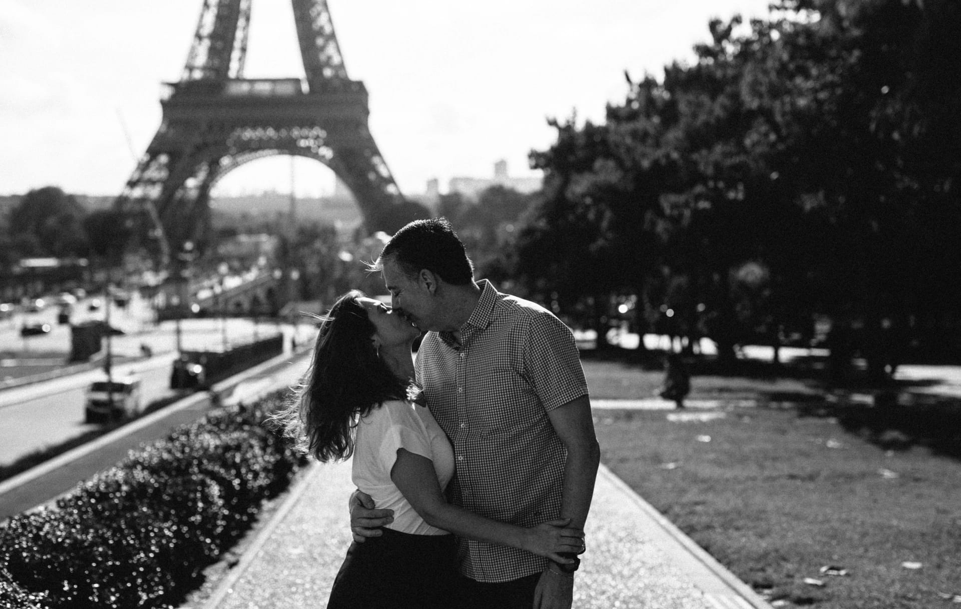 Couple photo in Paris behind the Eiffel Tower 1