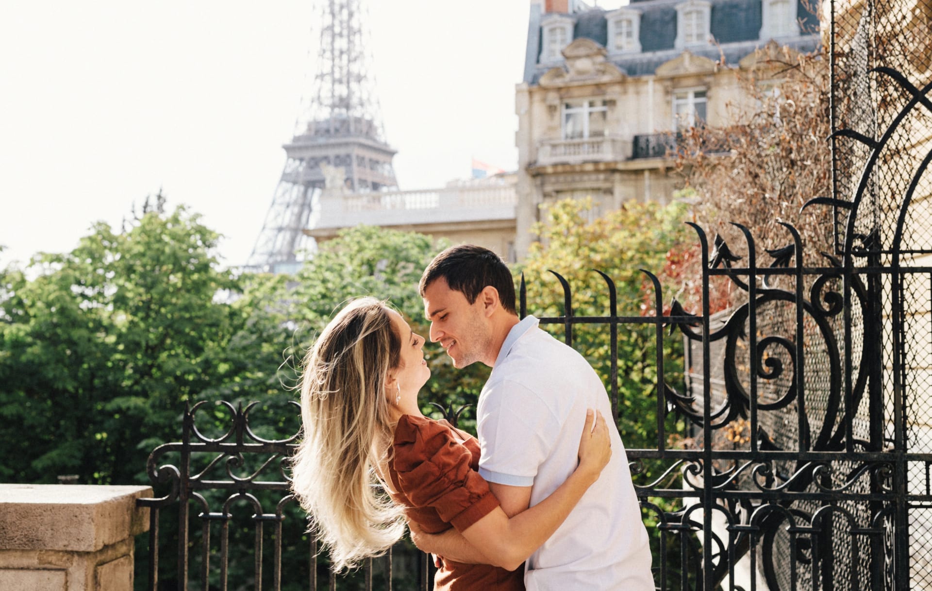Couple photo in Paris with a lift on the banks of the Seine and the Eiffel Tower 2
