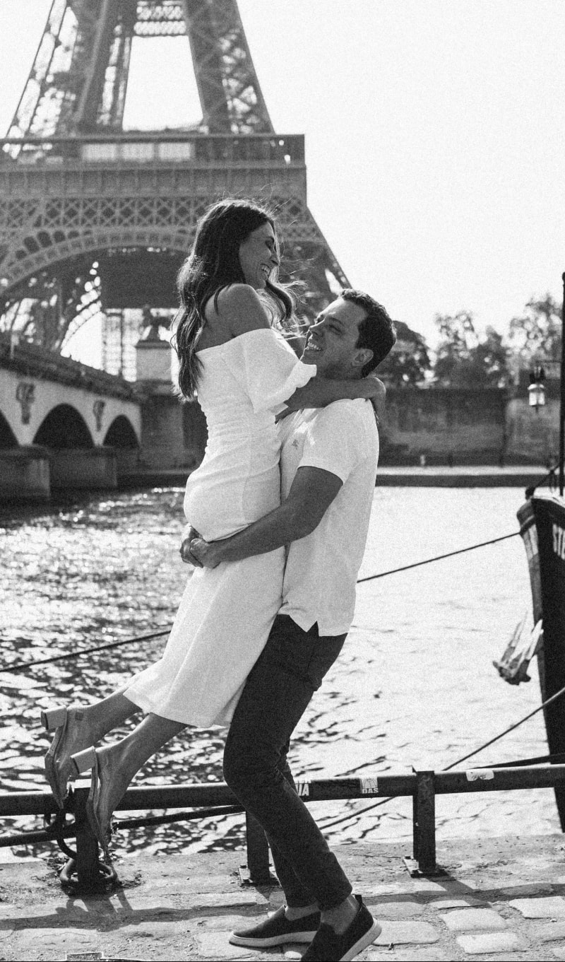 Couple photo in Paris with a lift on the banks of the Seine and the Eiffel Tower 1
