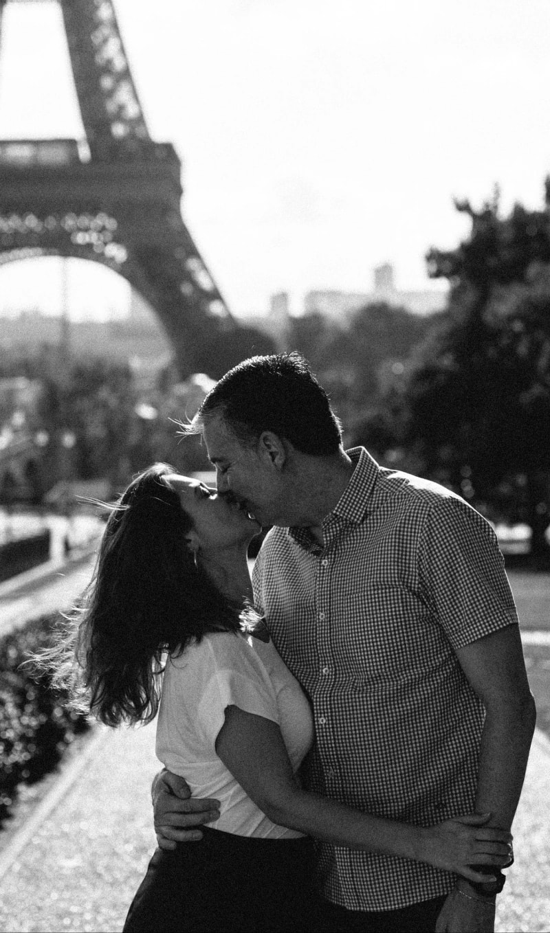 Couple photo in Paris behind the Eiffel Tower 1