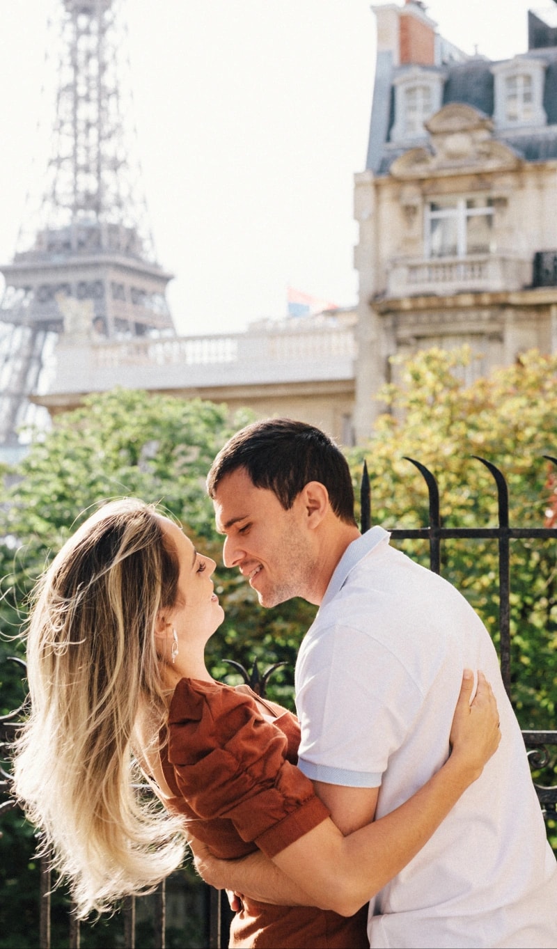 Couple photo in Paris with a lift on the banks of the Seine and the Eiffel Tower 2
