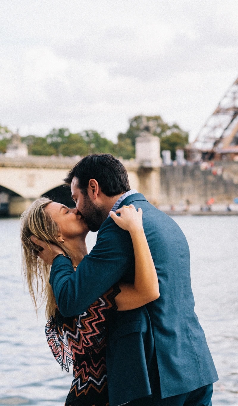 Couple photo in Paris with a lift on the banks of the Seine and the Eiffel Tower 4
