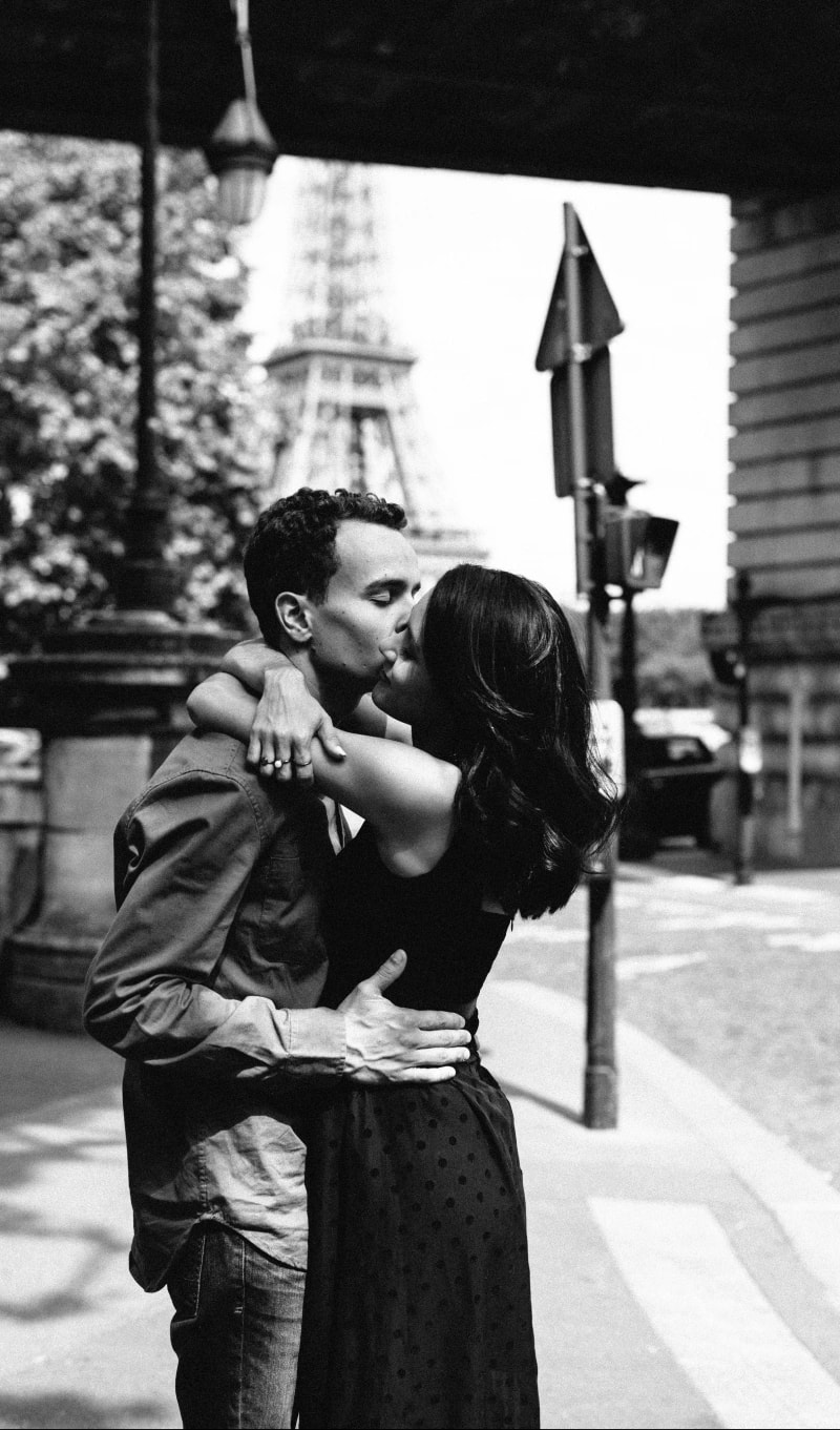 Couple photo in Paris with a lift on the banks of the Seine and the Eiffel Tower 3